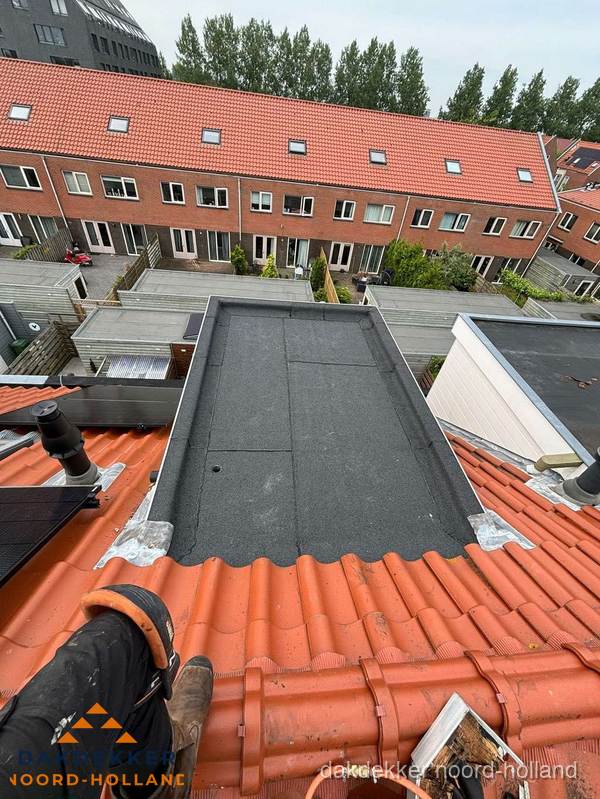 Bitumen dak reparatie op plat dak tussen dakpannen in Noord-Holland Bitumen dak reparatie op plat dak tussen dakpannen in Noord-Holland