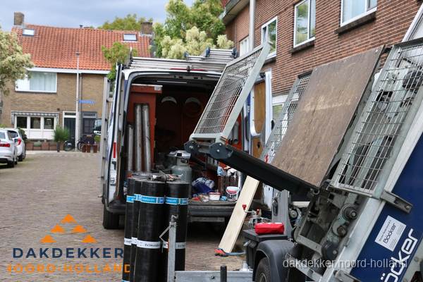Dakdekkersbusje met materiaal en ladderlift voor dakpannen vervangen in Noord-Holland Dakdekkersbusje met materiaal en ladderlift voor dakpannen vervangen in Noord-Holland