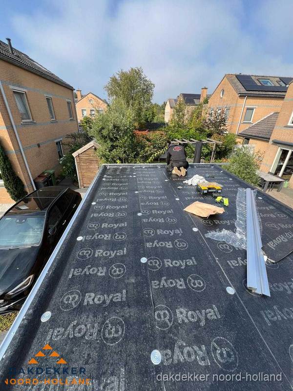 Nieuwe Royal bitumen dakbedekking op plat dak van aanbouw in Noord-Holland Nieuwe Royal bitumen dakbedekking op plat dak van aanbouw in Noord-Holland
