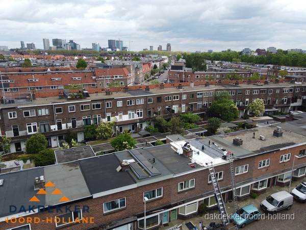 Spoed dakdekker aan het werk op plat dak in woonwijk Noord-Holland Spoed dakdekker aan het werk op plat dak in woonwijk Noord-Holland