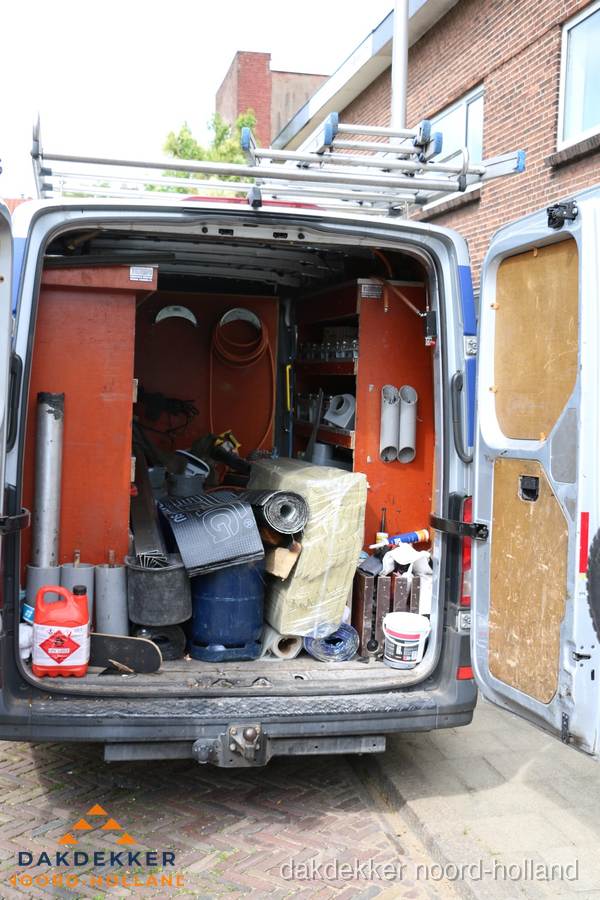 Bedrijfsbus van dakdekker met gereedschap en materialen in Noord-Holland Bedrijfsbus van dakdekker met gereedschap en materialen in Noord-Holland