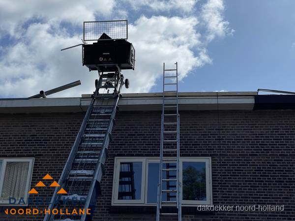 Ladderlift en ladder bij woning voor dakinspectie in Noord-Holland Ladderlift en ladder bij woning voor dakinspectie in Noord-Holland